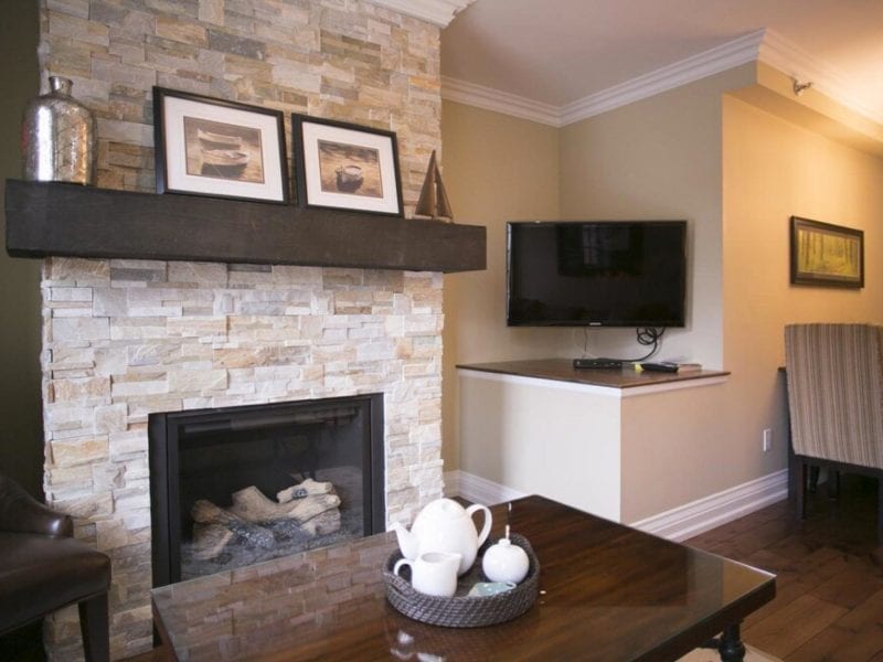 hotel-fireplace-and-tv